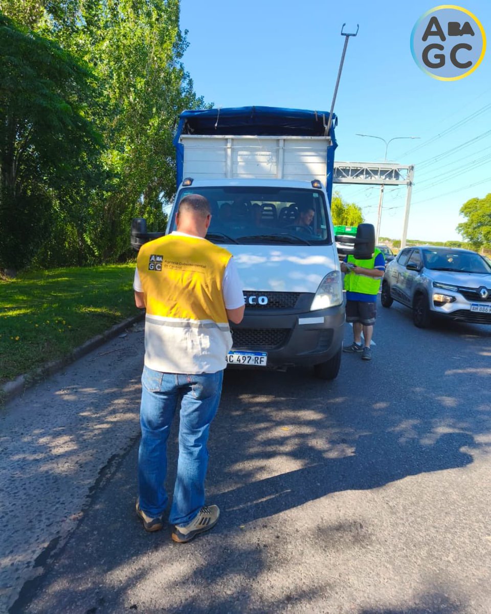 Operativo conjunto con #BAtransito 
Av Gral Paz y Av 27 de Febrero.
Controlamos la temperaturas de los alimentos que son transportados, habilitación, cursos de manipulador de alimentos, higiene del transporte y del transportista.
#alimentos #prevención