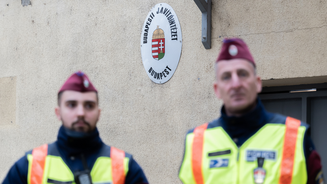 indexhu's tweet image. „Nem egyedi esetről van szó, hanem rendszerszintű problémáról” – Herczog Mária a javítóintézetek botrányairól.

index.hu/belfold/2025/1…

Fotó: Szollár Zsófi / Index

#Hungary #fostercare #scandal #indexhu