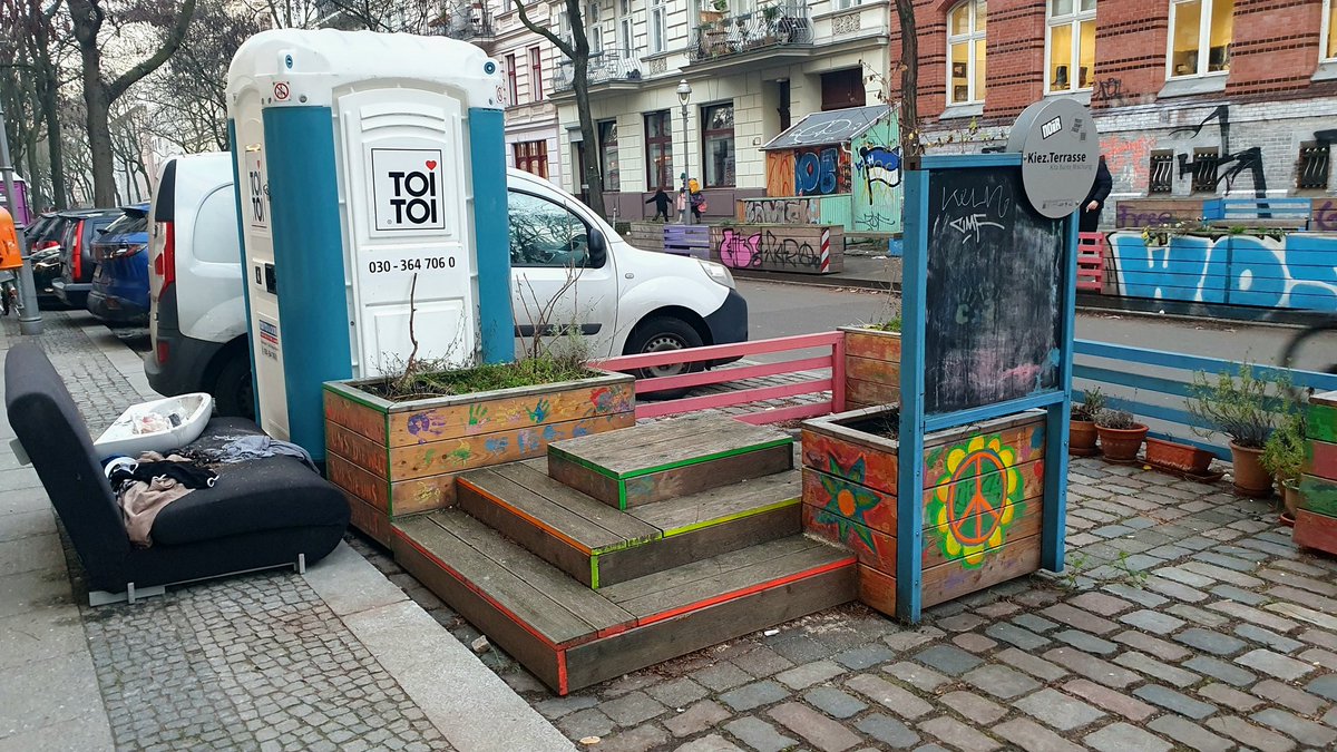 Auf den ehemaligen Parkplätzen im Projekt "Autoarmer Gräfekiez" ist ein richtiges kleines Kinderparadies entstanden.
