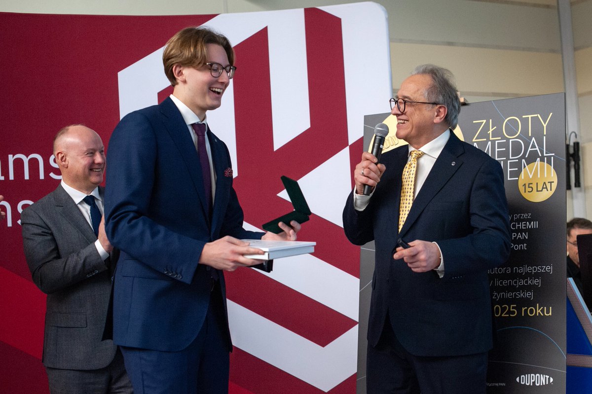 ICHF_PAN's tweet photo. 💶 The work of 2025 Gold Medalist of Chemistry, Eng. Mateusz Zarzeczny (@physics_UW), opens 🆕 possibilities for better anti-#counterfeiting features, faster data transfer and improved #bioimaging.
👉 https://t.co/PcA9KbrrUf
#IChF #ZMCh #GoldMedalofChemistry @DuPont_News https://t.co/kXiLfF9YHL