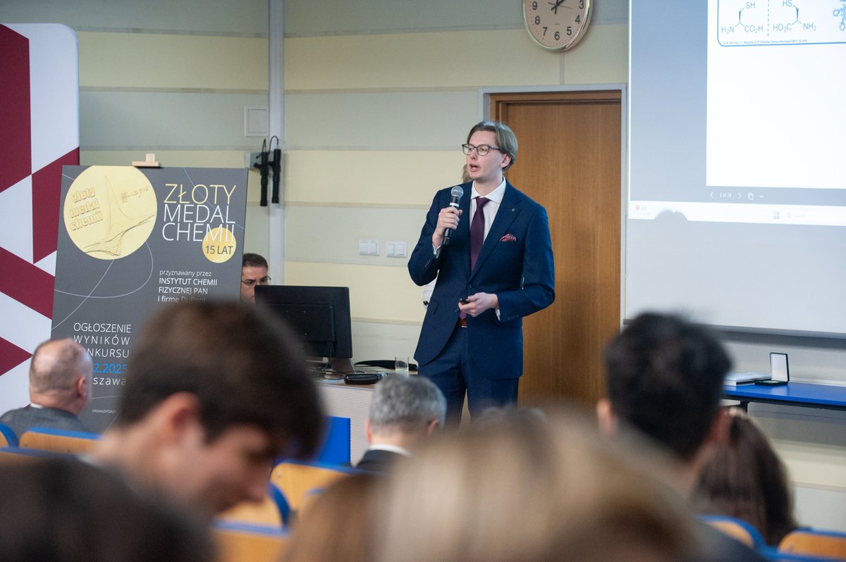 ICHF_PAN's tweet photo. 💶 The work of 2025 Gold Medalist of Chemistry, Eng. Mateusz Zarzeczny (@physics_UW), opens 🆕 possibilities for better anti-#counterfeiting features, faster data transfer and improved #bioimaging.
👉 https://t.co/PcA9KbrrUf
#IChF #ZMCh #GoldMedalofChemistry @DuPont_News https://t.co/kXiLfF9YHL