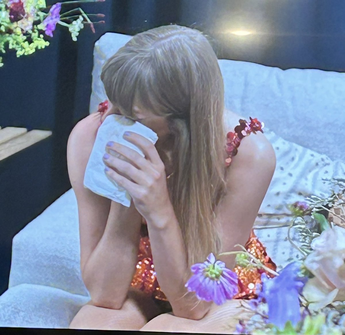 kellysversion13's tweet image. When she said she can do it with a broken heart…it’s about stuff so much bigger than a breakup. How she is able to shut off the things that happened during the tour and perform just so WE could experience joy. 

Dang. This woman is truly something else😭😭😭 #TSTheEndOfAnEra