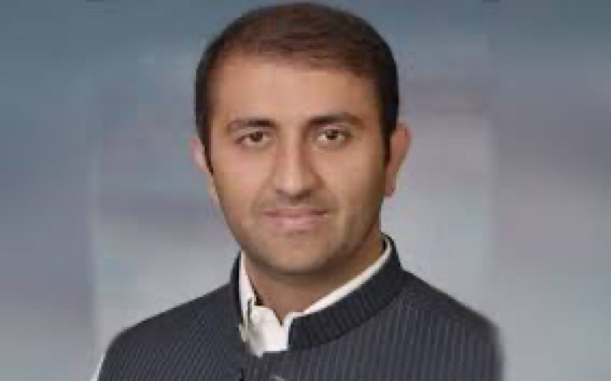 JunaidAkbarMNA's tweet photo. میاں اکرم عثمان نے دو برس تک ناحق قید کی سختیاں برداشت کیں۔ انہیں لاہور کے ضمنی انتخاب سے قبل محض تھری ایم پی او کے تحت گرفتار کیا گیا تھا۔ اب، دو ڈھائی سال گزرنے کے بعد ایک پرانے، بے بنیاد اور بوگس مقدمے میں انہیں اچانک نامزد کرکے جسمانی ریمانڈ پر بھیج دیا گیا ہے۔

اتنے طویل عرصے کے بعد کسی کیس میں نامزدگی اور پھر ریمانڈ دینا ہمارے نظامِ انصاف کی کمزوری، قانونی عمل کی پامالی اور انتقامی سیاست کی واضح مثال ہے۔ اس طرزِ عمل کی جتنی مذمت کی جائے، کم ہے۔
