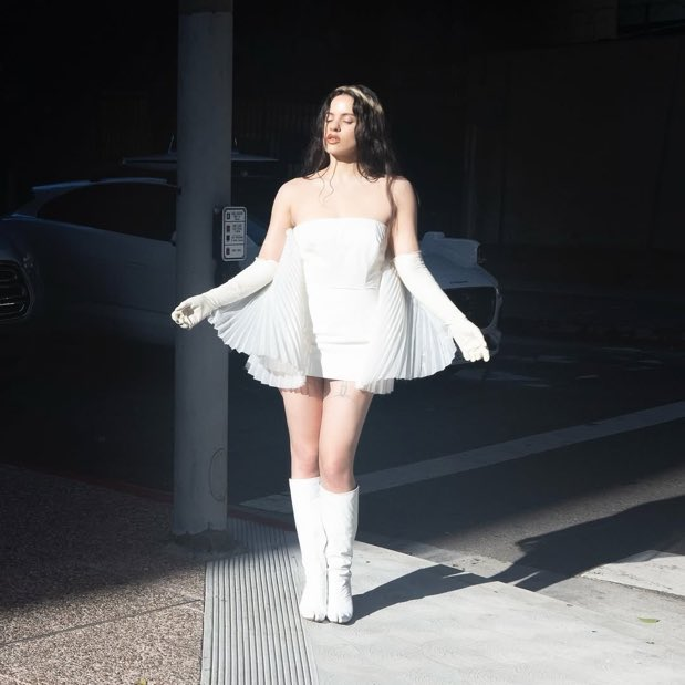 LUXT0UR's tweet photo. El País sobre la venta de entradas del LUX TOUR de Rosalia:

"Si el nuevo álbum de ROSALÍA explora lo religioso y lo espiritual, conseguir una entrada para su espectáculo ahora es prácticamente un milagro" https://t.co/JLWAwc4kx6
