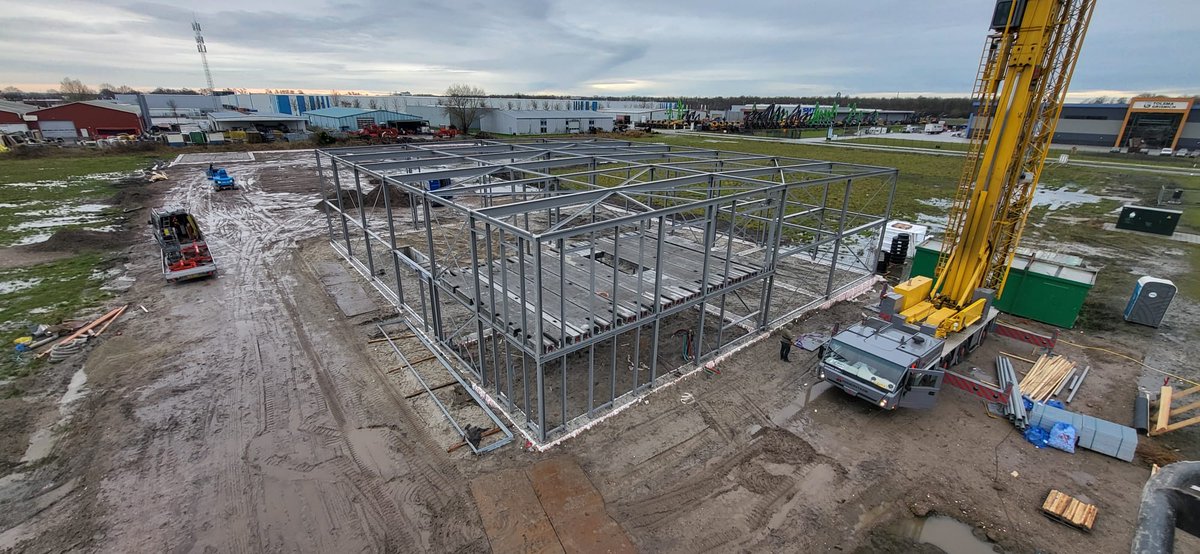Ook in #Urk zijn deze week nog 2 #staalconstructies geplaatst. Een #bedrijfspand en een #carport voor touringcars. Mooi wat werk verzet! Heeft u ook staalbouwplannen? Laat ons meedenken! Of wilt u bij ons werken? kijk dan op: riezebos-constr.nl/vacatures/ #staalbouw