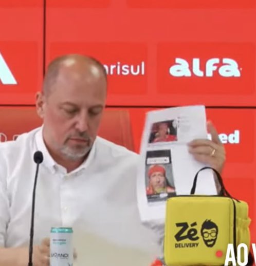 o presidente do inter mostrando alguns prints impressos do baldasso kkkkkkkkkkkkk