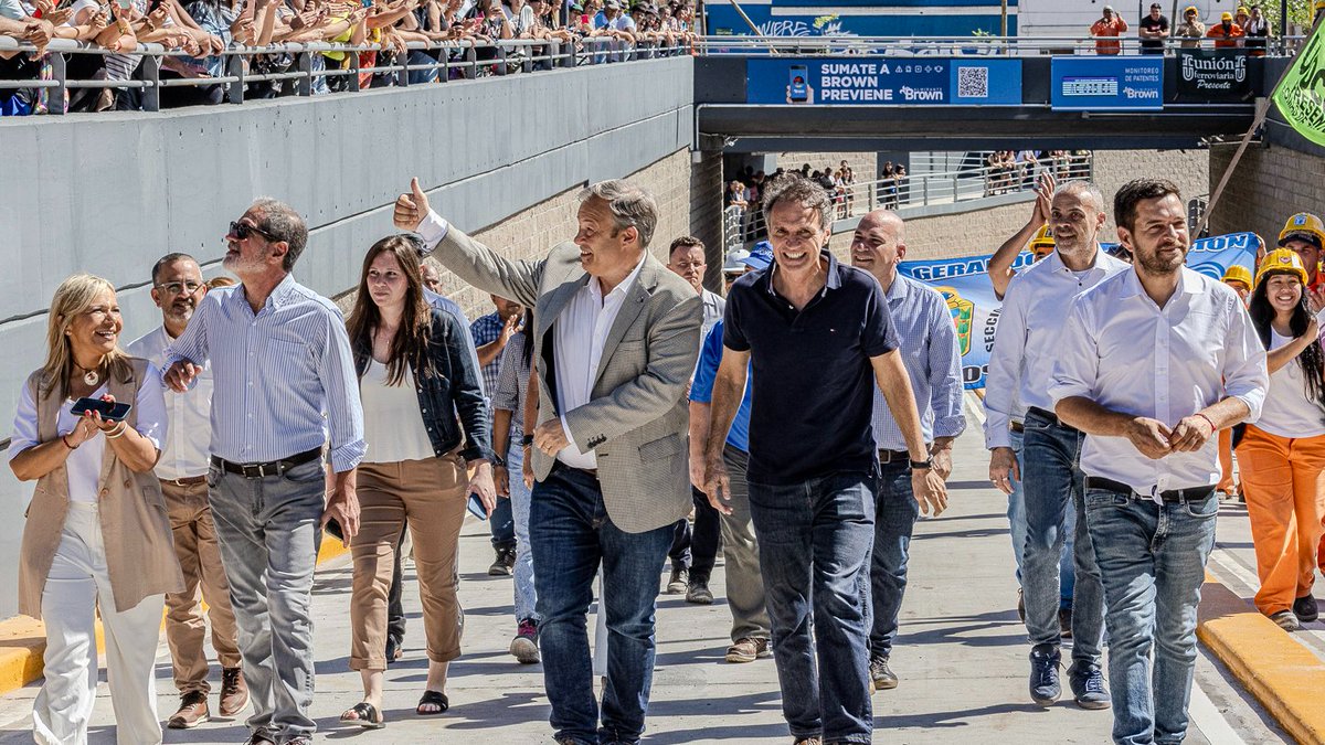 CascallaresPJ's tweet photo. ¡HISTÓRICO: ABRIMOS EL PASO BAJO NIVEL DE CALZADA!

🚉🚘 Acompañados por nuestros vecinos y junto a @gkatopodis, @JuanoFabiani, @paulaeichel y @nicolaspj80 esta mañana habilitamos al tránsito vehicular el Paso Bajo Nivel de Rafael Calzada, sobre la calle Presidente Perón y las vías del Ferrocarril.

#PasoBajoNivelCalzada
#BrownNoPara