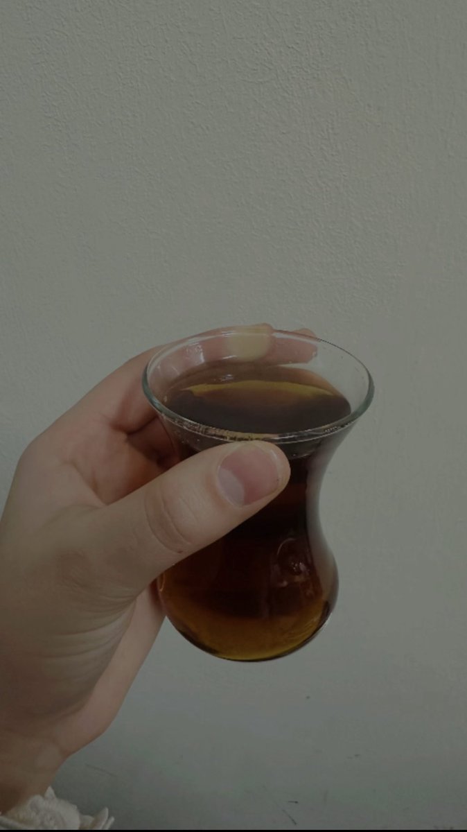 لا شيء أكثر ترفاً من كوب شاي
وَ حديث من نُحب ᥫ᭡