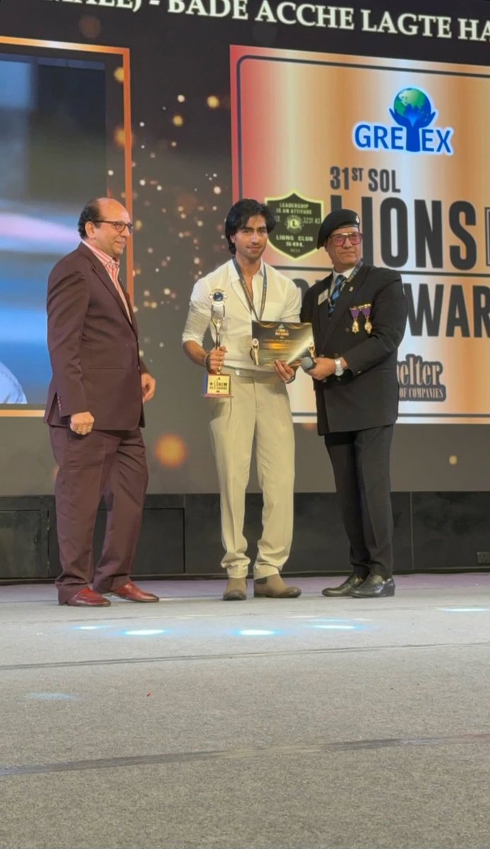 First award for #RishabhKapoor 
💃💃💃
#LionsGoldAwards 
#HarshadChopda
HC AT LIONS GOLD AWARDS