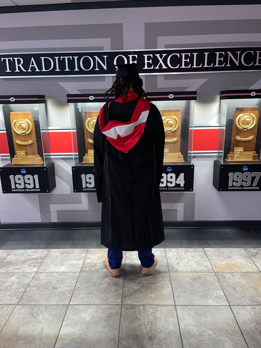 vaughndaone99's tweet photo. 1st generation with my bachelors, now you can add that masters as well . It wasn’t easy gave it to God and it all worked out ❤️ #thankyou YSu🐧 https://t.co/OMLmQDzOGw