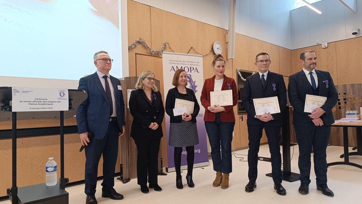 La Dasen s’est rendue au lycée Joliot-Curie de Dammarie-les-Lys pour la cérémonie de remise des Palmes académiques. 
Les récipiendaires ont été honorés pour leur engagement exemplaire au service de l’éducation.
Félicitations à tous pour cette distinction méritée.