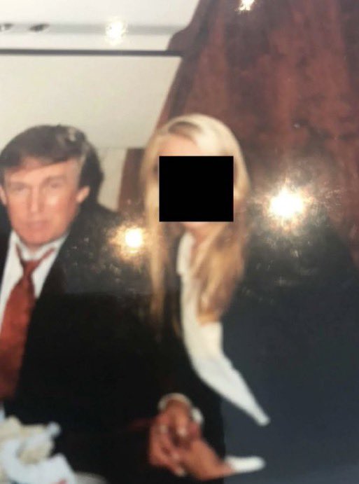 Los demócratas del Congreso de EEUU publican nuevas fotos del caso Epstein: Donald Trump aparece rodeado de mujeres y junto al pederasta. 
También salen a la luz imágenes de preservativos con su cara y juguetes sexuales hallados en la mansión.
Dicen que es solo un adelanto de