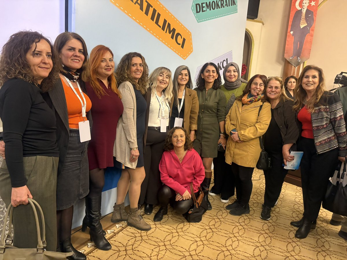 Bugün Tüm Bel-Sen’in ikincisini düzenlendiği  ‘Uluslararası Yerel Yönetimler Emek, Barış ve Demokrasi Sempozyumu’na katıldık. “Yerel Demokrasi, Kayyım Uygulamaları ve Çözüm” başlığında sunum yaptık. 

Dünyanın dört bir yanından deneyimlerin aktarıldığı sempozyumda; Kamişlo,