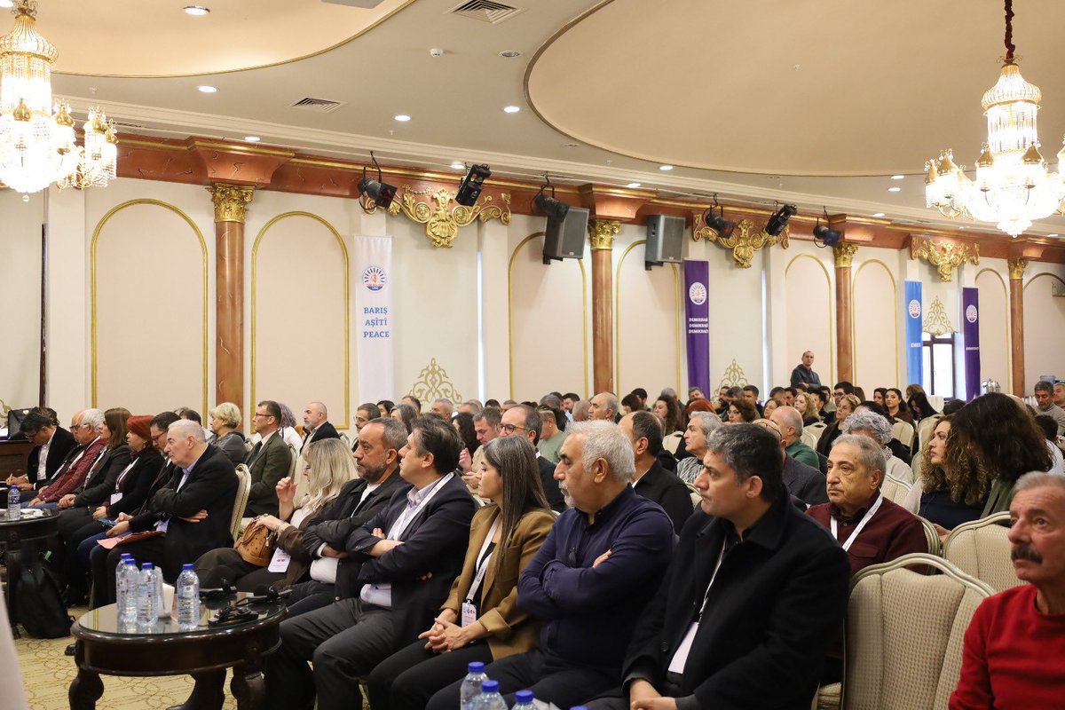 neslihansedal65's tweet photo. Bugün Tüm Bel-Sen’in ikincisini düzenlendiği  ‘Uluslararası Yerel Yönetimler Emek, Barış ve Demokrasi Sempozyumu’na katıldık. “Yerel Demokrasi, Kayyım Uygulamaları ve Çözüm” başlığında sunum yaptık. 

Dünyanın dört bir yanından deneyimlerin aktarıldığı sempozyumda; Kamişlo, Colombia, İrlanda, İskoçyadan aktarımlar yapıldı. Eşbaşkanlık, eşit temsiliyet ve yerel demokrasinin güçlendirilmesi üzerine çok kıymetli tartışmalar yürüttük. 

Sempozyumda emeği geçen, katılım sağlayan ve sabırla bizleri dinleyenlere çok teşekkür ediyoruz. Yerel demokrasinin güçlenmesi, barışın inşası, halkın iradesinin tanınması ile gerçekleşir. 

@tiryaki_rustu #BarışYılmaz @tumbelsenvan @tumbelsen