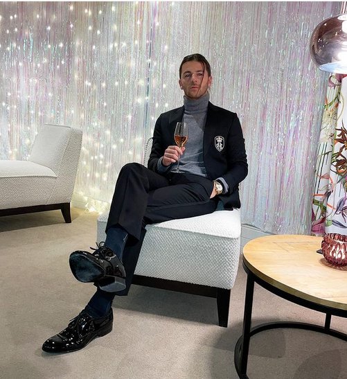 Ich suche gerade nach einem bodenständigen Silvester-Outfit, da mir in dem vom letzten Jahr (s. unten) 15 fremde Leute unabhängig voneinander eine narzisstische Persönlichkeitsstörung diagnostiziert haben. 

Hat jemand Tipps?