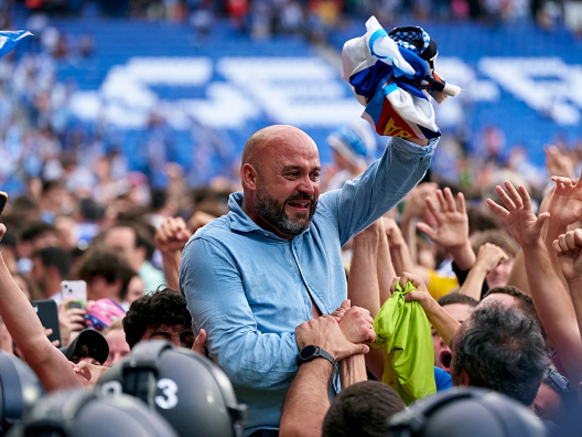 ser11mg's tweet photo. Manolo González llevó al equipo a los play off de ascenso y con sufrimiento, el Espanyol regresó a Primera División 🚀

Lo había conseguido, era el HÉROE del equipo, un ascenso que sabía a justicia en el fútbol.

🙌Ahora tocaba disfrutar de la élite... pero también SUFRIR. https://t.co/orlLbii93F
