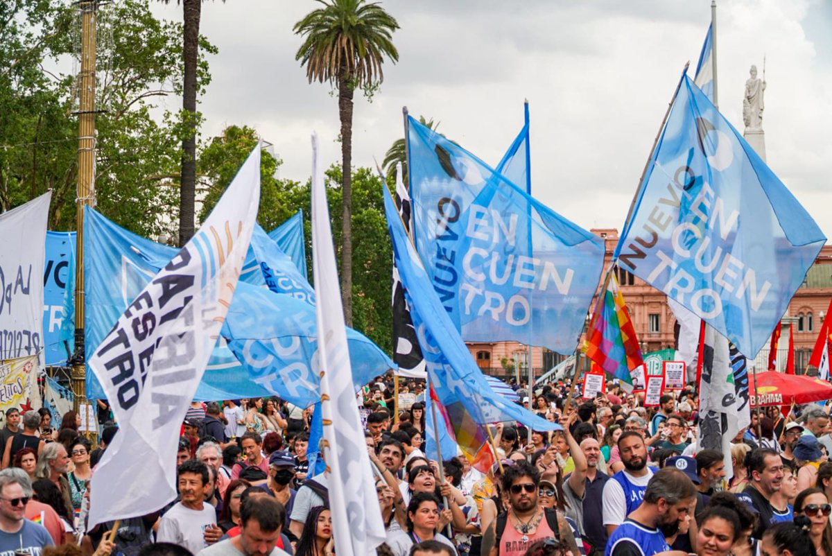 NuevoEncuentro_'s tweet photo. DERECHOS HUMANOS EN MOVIMIENTO 🤍🇦🇷

Ayer llenamos nuevamente la Plaza de Mayo para defender la Democracia y los Derechos Humanos.

Frente al negacionismo y el ajuste, respondemos con memoria, organización y unidad. https://t.co/AG1y3s4InJ