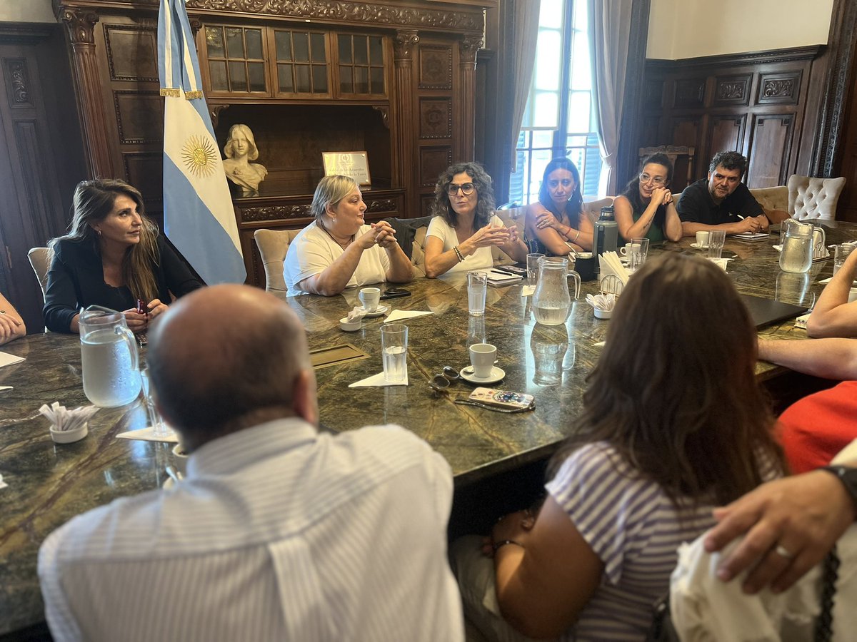 NormaLopezSF's tweet photo. Ayer recibimos a gremios en defensa de las trabajadoras y los trabajadores del policlínica del PAMI I, de la salud y de las personas mayores.

El PAMI no se toca. La salud no es un negocio. https://t.co/XQiTojYuv1