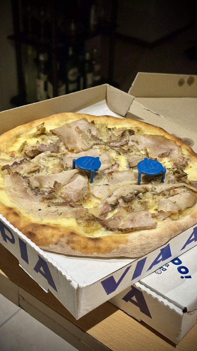 La cosa es así:

•Vía Apia ganó el mundial de pizzas de Rosario 
•Vamos a sortear 10 pizzas para festejar 
•Para ganar me tenés que seguir, dar RT, me gusta y comentar por qué te la mereces
•Yo elijo las 10 mejores respuestas  

Listo.