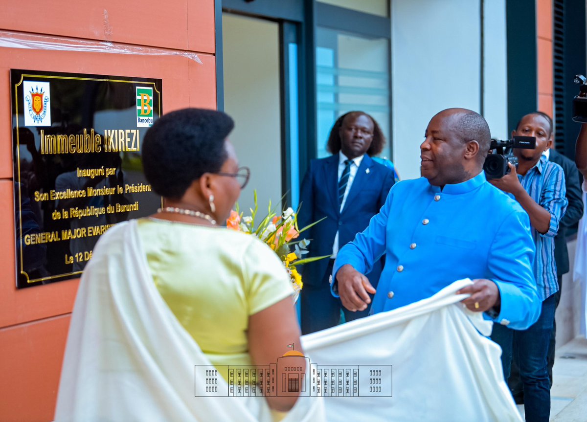 NtareHouse's tweet photo. Le Chef de l’État #Burundi- ais, SE @GeneralNeva, a officiellement inauguré le nouveau bâtiment dénommé « IKIREZI » abritant le siège de la @Bancobu.
SE @GeneralNeva a félicité l’équipe dirigeante de la BANCOBU pour cette infrastructure moderne alignée à la vision 2040-2060a https://t.co/7OYZje9evV