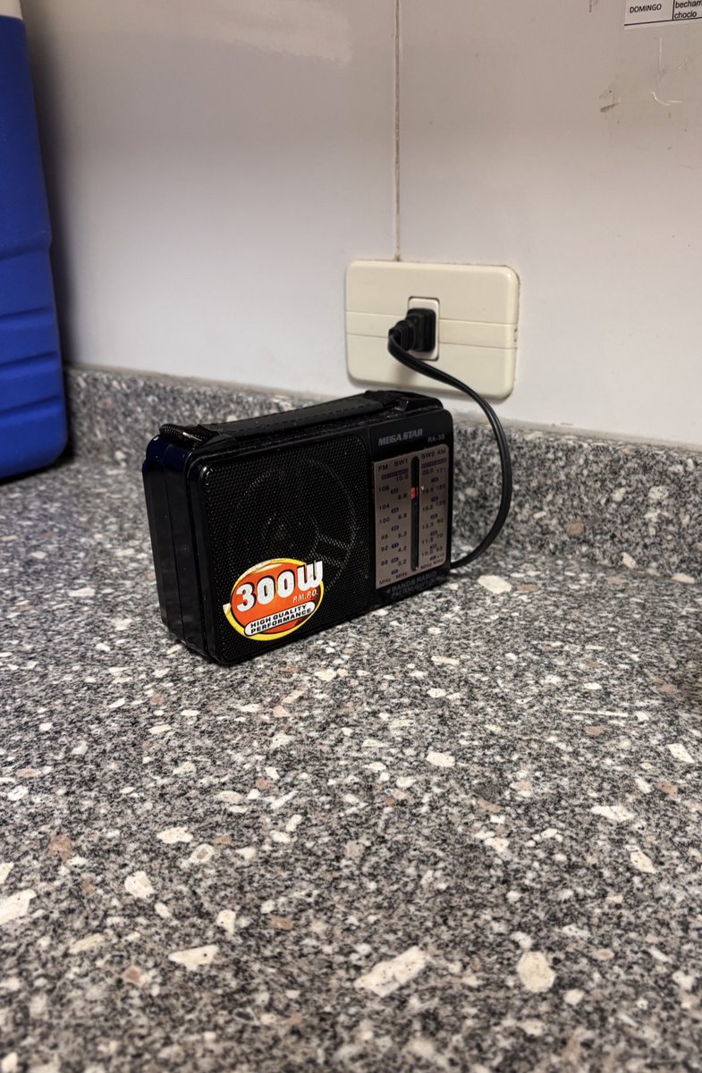 natharta_'s tweet photo. Yo que ya preparé mi radio para la súper tormenta 😪 https://t.co/SuEcx2s08j
