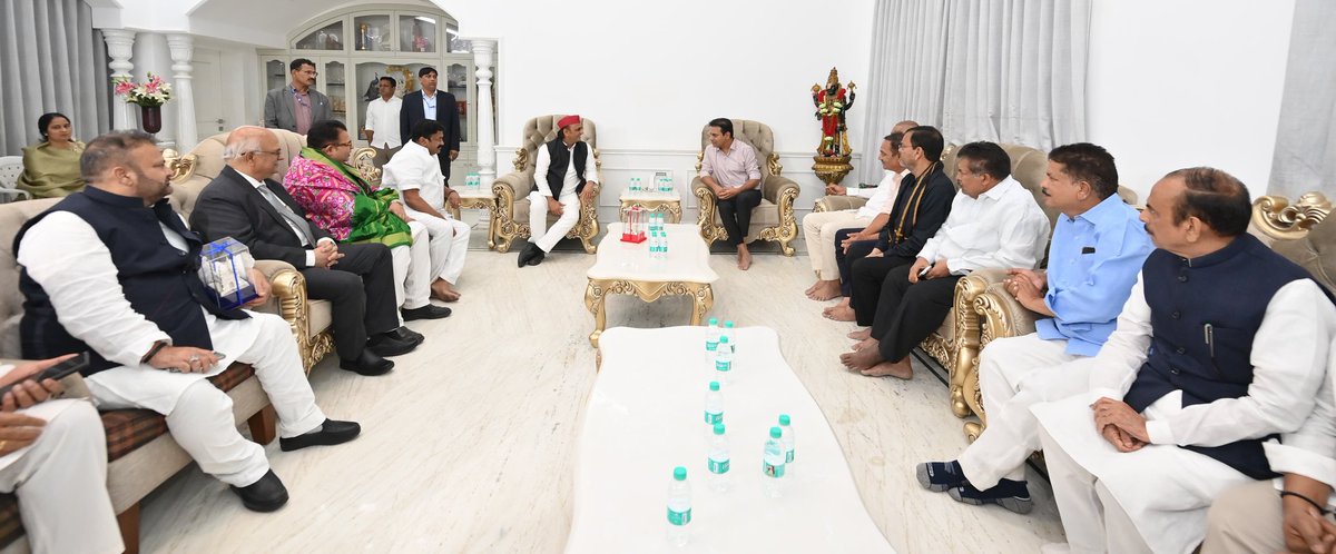 𝐌𝐞𝐭 𝐟𝐨𝐫𝐦𝐞𝐫 𝐂𝐡𝐢𝐞𝐟 𝐌𝐢𝐧𝐢𝐬𝐭𝐞𝐫 𝐀𝐤𝐡𝐢𝐥𝐞𝐬𝐡 𝐘𝐚𝐝𝐚𝐯 𝐆𝐚𝐫𝐮 𝐚𝐥𝐨𝐧𝐠 𝐰𝐢𝐭𝐡 𝐊𝐓𝐑 𝐆𝐚𝐫𝐮 𝐚𝐧𝐝 𝐌𝐋𝐀 𝐌𝐮𝐭𝐚 𝐆𝐨𝐩𝐚𝐥 𝐆𝐚𝐫𝐮.
𝐓𝐡𝐞 𝐝𝐢𝐬𝐜𝐮𝐬𝐬𝐢𝐨𝐧 𝐰𝐚𝐬 𝐞𝐧𝐠𝐚𝐠𝐢𝐧𝐠, 𝐟𝐨𝐜𝐮𝐬𝐞𝐝 𝐚𝐧𝐝 𝐫𝐞𝐟𝐥𝐞𝐜𝐭𝐞𝐝 𝐚 𝐜𝐥𝐞𝐚𝐫