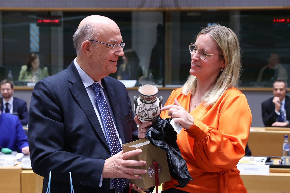 CY2026EU's tweet image. 📍 Minister Makis Keravnos participated at the last #ECOFIN Council before Cyprus assumes the Presidency of the EU Council.

A symbolic gift exchange between 🇨🇾 and 🇩🇰 Ministers marked the handover between Presidencies.

Next #ECOFIN -&amp;gt; #CY2026EU

@MoF_Cyprus