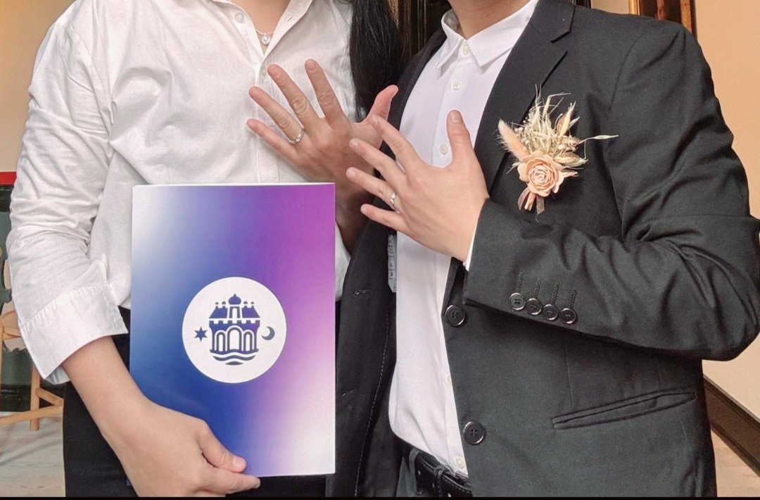 boluubi's tweet photo. Wah sdh tgl kembar Sopi lg! Artinya sudah 1,03 bln, gw ganti status wkk. Setelah 10th in #wlw relationship dgn segala ups &amp; down-nya, di tanggal kembar Sopi 11.11, kita akhirnya menikah! 🏳️‍🌈👭

Kita menikah di 🇩🇰 dgn pertimbangan efisiensi krn negara dom gw ribet bgt paperworknya. https://t.co/G69U19GUAP