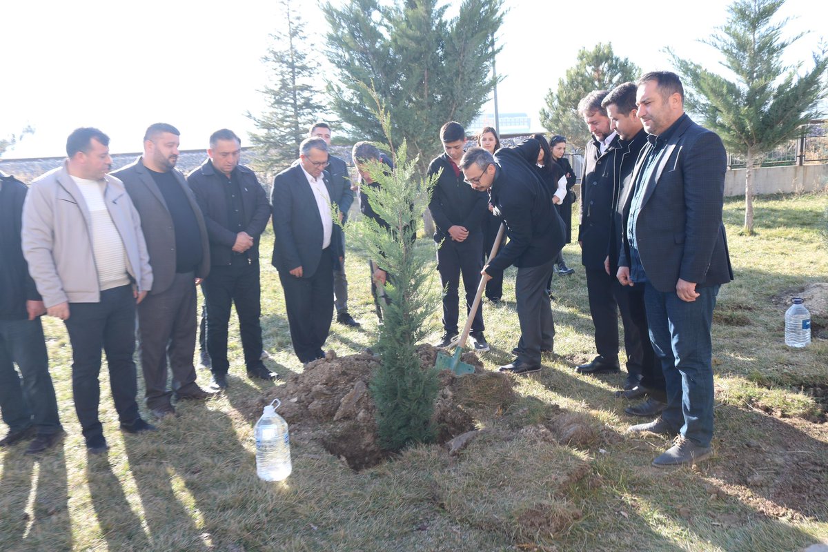 Afyonkarahisar’da bulunan Şehit Mehmet DAMA Yatılı Bölge Ortaokulu bünyesinde oluşturulan Orhan KESKİN Kütüphanesi, düzenlenen törenle hizmete açıldı. Programa İhsaniye Kaymakamımız Sayın Koray YANIKTEPE, Afyonkarahisar İl Milli Eğitim Müdürümüz,İhsaniye ilçe protokolü katıldı.