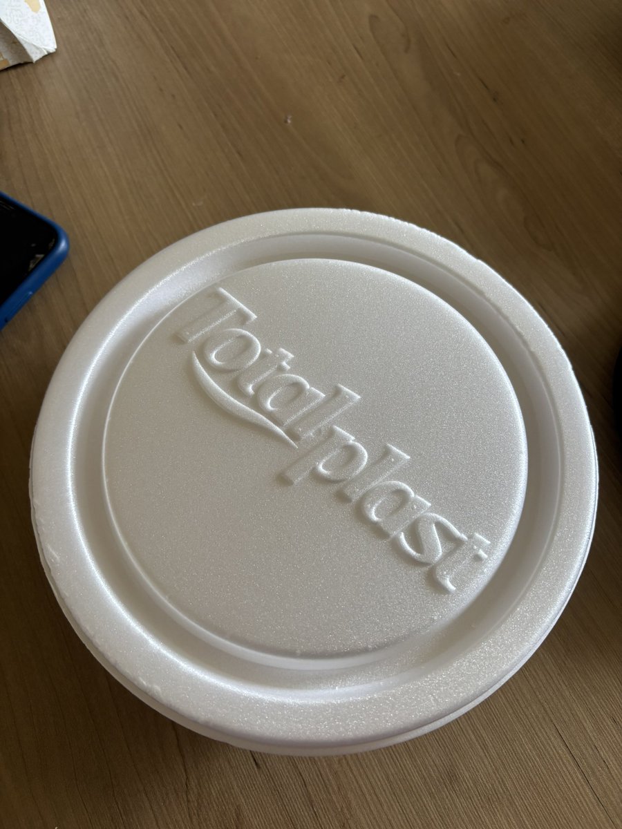 anedotta's tweet image. O comida urbana de pelotas faz toda uma propaganda e se promovem mostrando como usam embalagem bonitinha e personalizada que mantém quente não sei o que. 
Daí primeira vez que peço parmegiana de frango vem numa embalagem de isopor com batata murcha como qualquer outro lugar