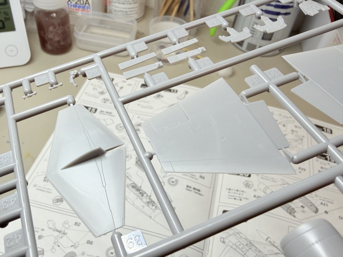 amerikadou's tweet photo. 栄光という名の戦闘機
ほんの少しコクピットのデカールだけでも貼っとこうかなと手をつけたら、あっという間にボディが出来上がってました！
#ファインモールド #F104J #栄光 https://t.co/l5wtgeoXNz