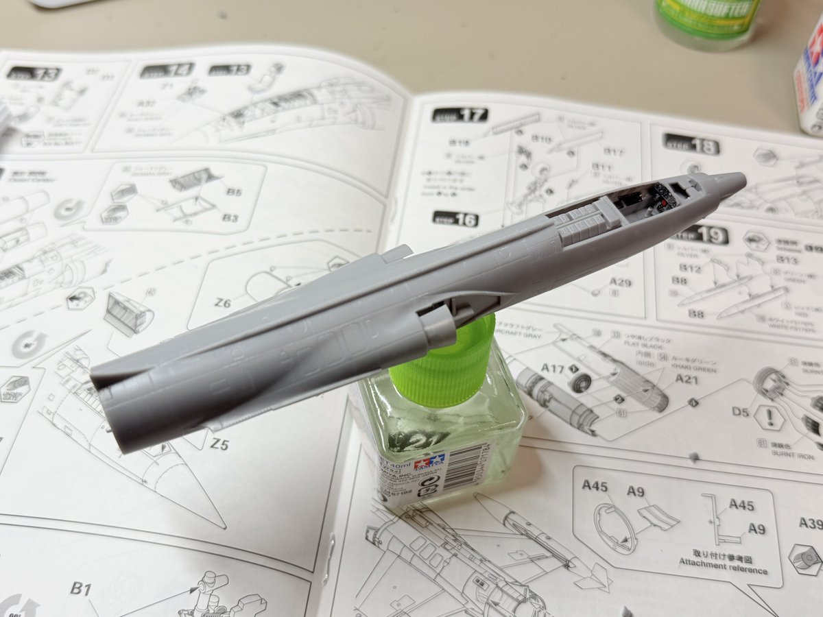amerikadou's tweet photo. 栄光という名の戦闘機
ほんの少しコクピットのデカールだけでも貼っとこうかなと手をつけたら、あっという間にボディが出来上がってました！
#ファインモールド #F104J #栄光 https://t.co/l5wtgeoXNz
