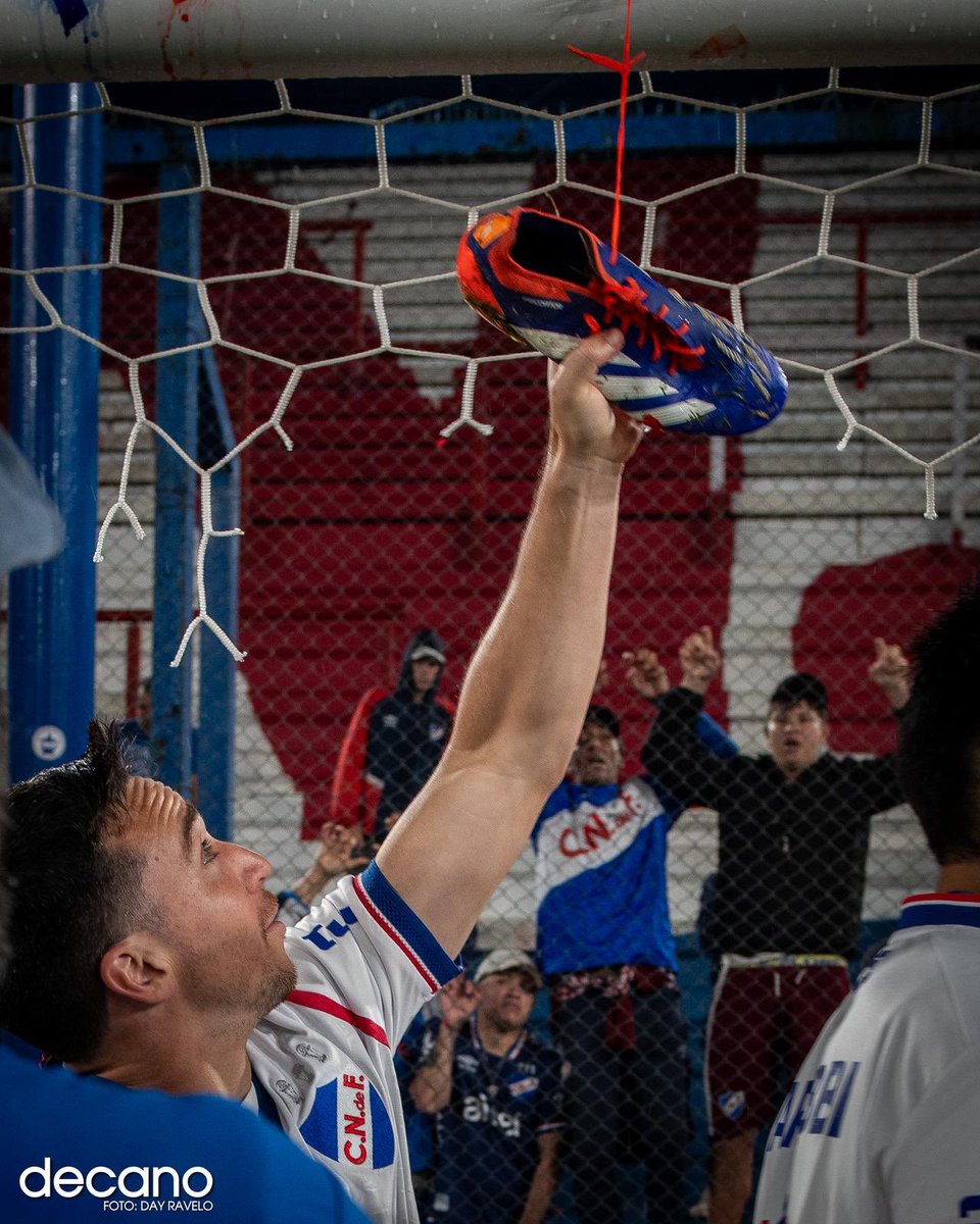 "Se retiró campeón"

Luego de la histórica final en la que Nacional venció al tradicional rival en el Gran Parque Central y se consagró Campeón Uruguayo, el talentoso mediapunta de 35 años confirmó su retiro del fútbol profesional. En conferencia de prensa, expresó que “la