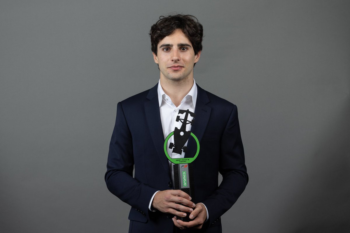 É NOSSO DE NOVOOOOOOOO 🇧🇷🇧🇷🇧🇷

pelo segundo ano seguido, a FIA elegeu um piloto brasileiro como novato do ano!!!

2024: Gabriel Bortoleto na Fórmula 2
2025: Rafael Câmara na Fórmula 3