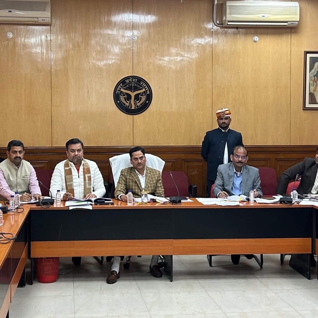 CPChand10's tweet image. आज विधान भवन लखनऊ में उत्तर प्रदेश विधान परिषद की संसदीय एवं सामाजिक सदभाव समिति बैठक की अध्यक्षता करते हुए गृह , वित्त , आवास एवं शहरी नियोजन , नगर विकास , सिंचाई , पंचायती राज विभाग के लंबित प्रकरणों पर प्रमुख सचिव राजेश सिंह, सचिव एवं अन्य वरिष्ठ प्रशासनिक, पुलिस अधिकारियों…