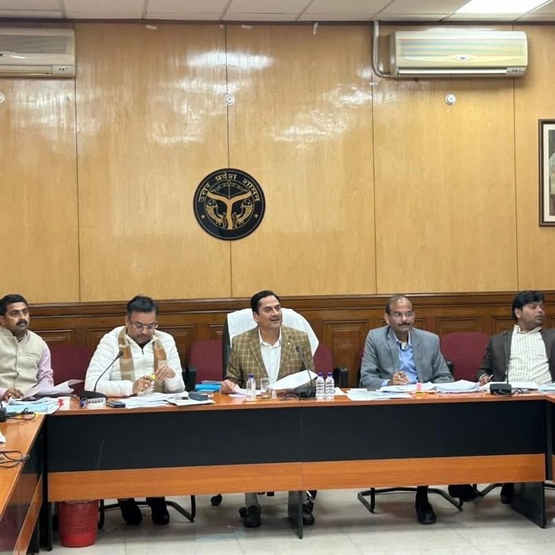 CPChand10's tweet image. आज विधान भवन लखनऊ में उत्तर प्रदेश विधान परिषद की संसदीय एवं सामाजिक सदभाव समिति बैठक की अध्यक्षता करते हुए गृह , वित्त , आवास एवं शहरी नियोजन , नगर विकास , सिंचाई , पंचायती राज विभाग के लंबित प्रकरणों पर प्रमुख सचिव राजेश सिंह, सचिव एवं अन्य वरिष्ठ प्रशासनिक, पुलिस अधिकारियों…