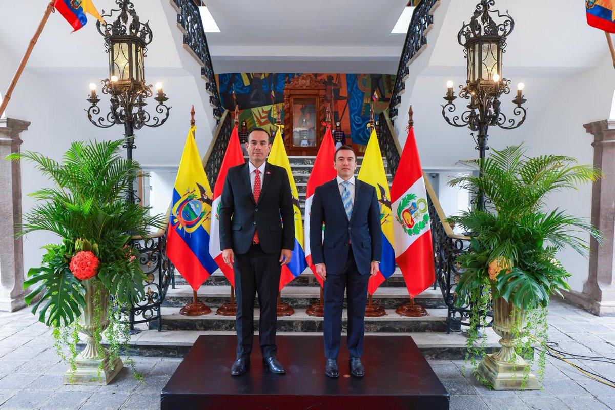 presidenciaperu's tweet photo. #BinacionalPerúEcuador 🇵🇪🤝🇪🇨 | En el marco del XVI Gabinete Binacional, el presidente José Jerí y su homólogo, Daniel Noboa, se reunieron en el Palacio de Carondelet, en Quito. https://t.co/ee09UKfN24