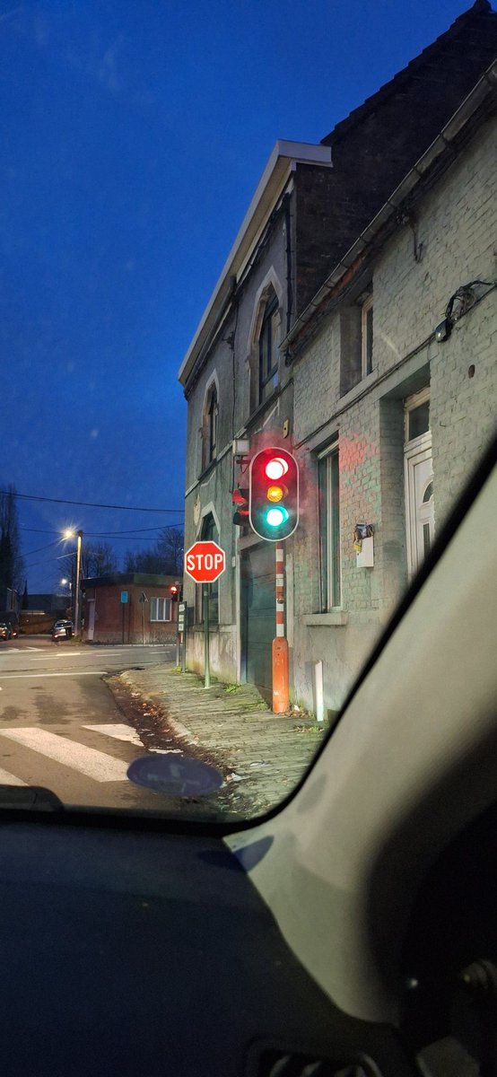 Seb_CDT's tweet image. En ferroviaire, ce serait un feu douteux et on ne passerait pas. 
Sur la route bah... Tout le monde s'en tape 😁