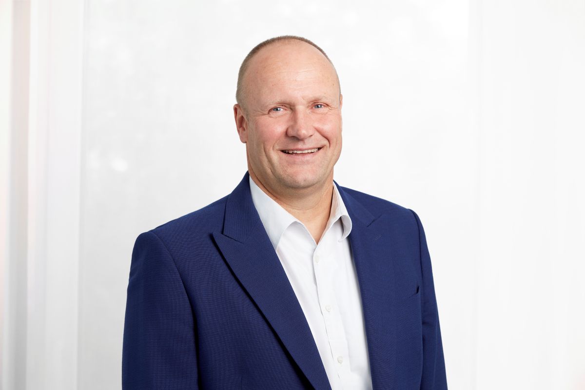 Die weltweite Staatsverschuldung und eine unberechenbare US-Politik dürften auch 2026 für Volatilität sorgen. Dennoch sind die Prognosen für die Konjunktur positiv, so Markus Alefelder, Chefökonom Neue Bank AG, in der aktuellen Ausgabe des wir-Magazins: lnkd.in/emq5paaa