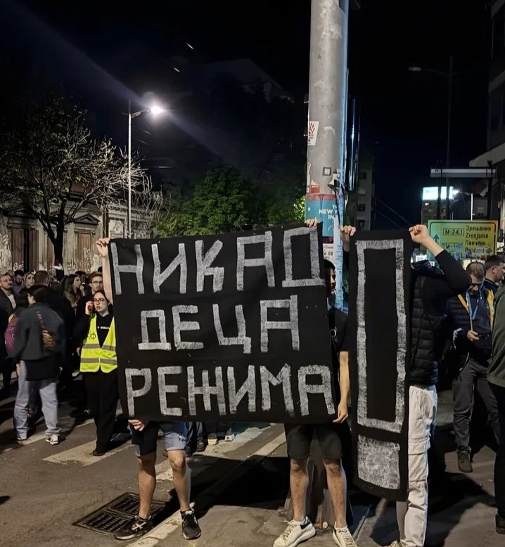 SnikpeGrobar's tweet photo. Uvek protiv Vučića i vlasti, samo za Partizan - čuvari časti! https://t.co/2cxz3wgBYE