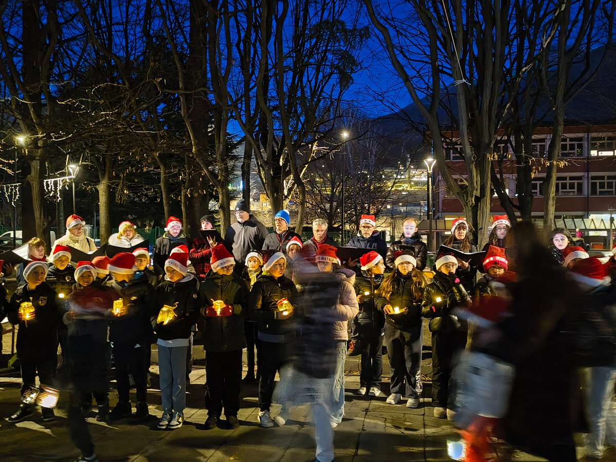 Accensione dell'albero di #Natale di piazza Battaglione Cervino, con il coro della scuola del quartiere Dora dell'IS Saint-Roch.