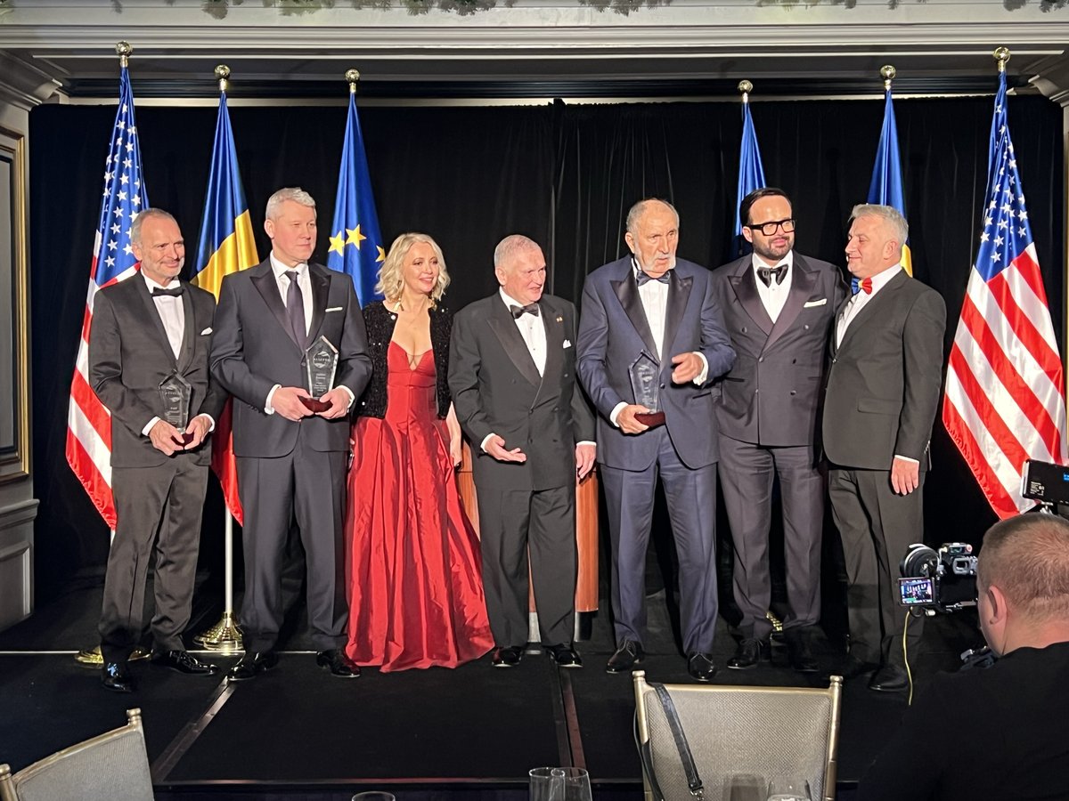 Alianta_US's tweet photo. A star-studded event last night at the Alianta Gala! Ion Tiriac, Mihai Gadea, Marius Bostan, Catalin Predoiu, Mark Beacom and special guest honoree US Rep. Joe Wilson - congratulations and thank you for everything you do for the US-Romanian partnership! https://t.co/vpk9ohQx84