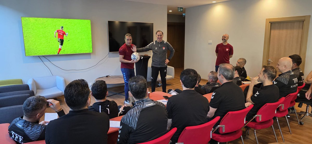 Bu haftaki hakem seminerinde 

<a href="/GalatasaraySK/">Galatasaray SK</a> - <a href="/Samsunspor/">Samsunspor 🇹🇷</a> maçındaki elle oynama için devam ihlal yok,

Sanchez'e ve Kazımcan'a yapılan müdahaleyi seminerde göstermeyen,

<a href="/Besiktas/">Beşiktaş JK</a> maçındaki Jota pozisyonu için penaltı değil diyen,

Ersin Destanoğlu'nun rakibine müdahalesini