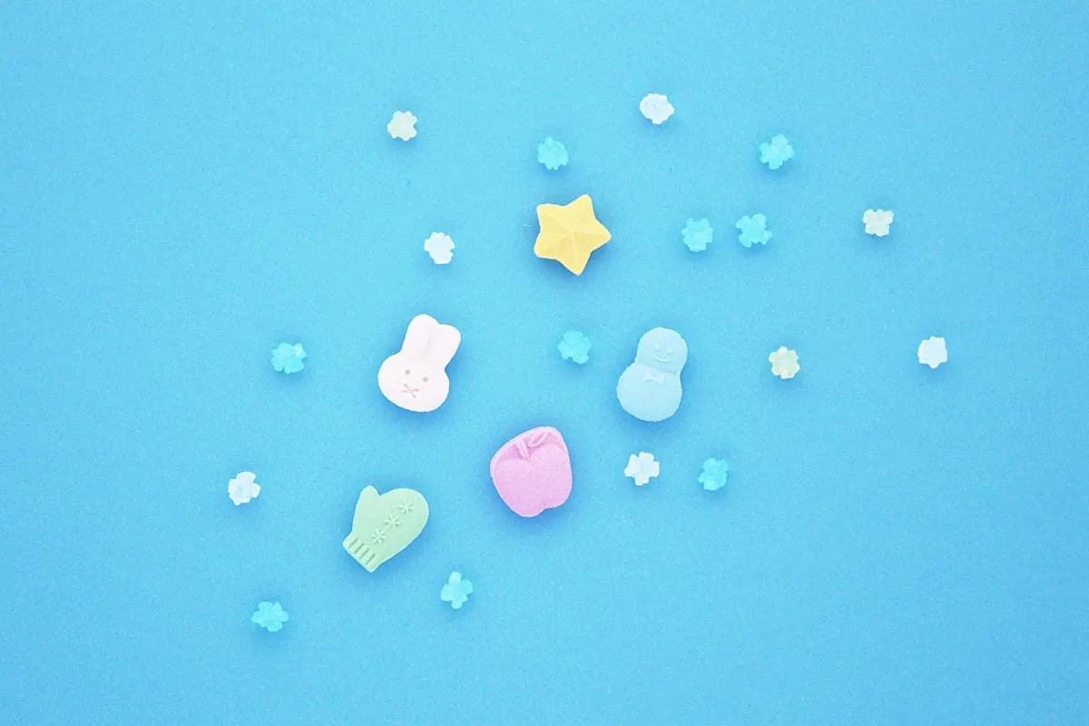 uchu_wagashi's tweet photo. 〈fukiyose 冬限定〉❄️✨
fukiyoseに 冬だけの特別デザイン が登場しました！
きらきら輝く サイダー味の青い金平糖を合わせ
冬のかわいさをぎゅっと詰め込んだひと箱❄️

見ためも冬らしく、
季節のご挨拶やプレゼント🎁京都みやげにもぴったり。

この季節だけの特別な fukiyoseぜひお楽しみください https://t.co/2jK3LLMEf9