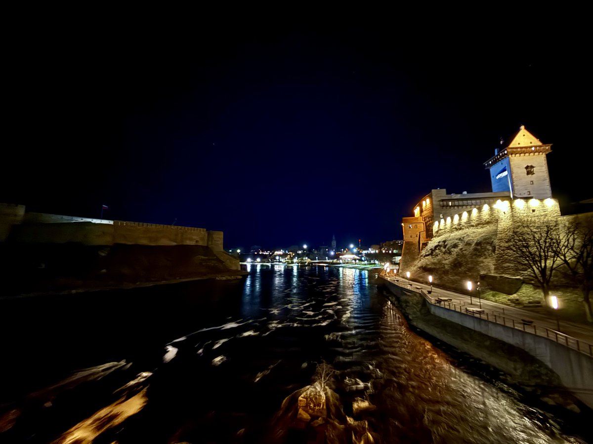 MORDOR IS DARK. This evening, during a visit to the Estonian-Russian border checkpoint on the Narva Bridge, we witnessed a strikingly symbolic scene: light against darkness. The European side - lit up by Narva Castle - shines brightly, while Russia lies in complete darkness.