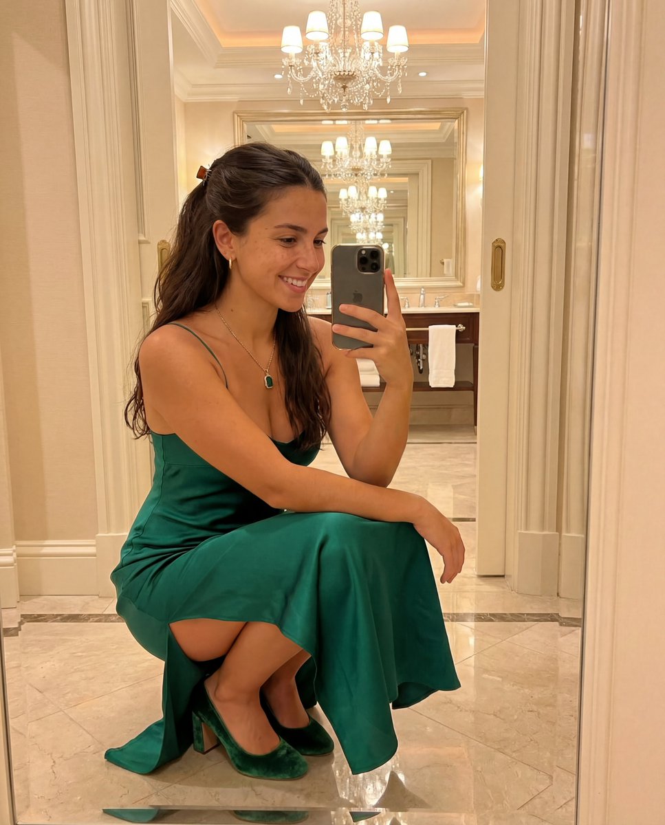 Detailed JSON Prompt for Mirror Selfie Image Generation - AI template