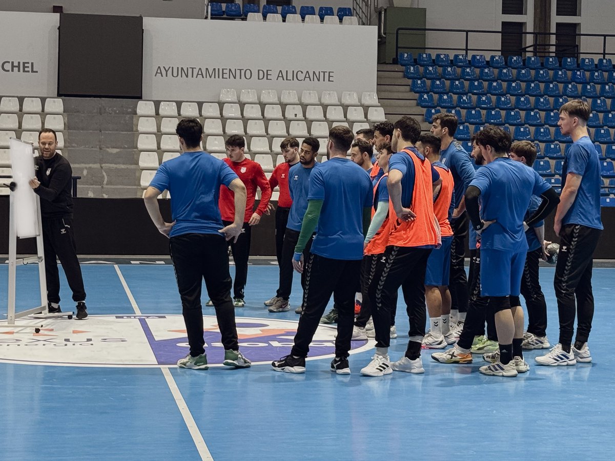 radioalicante's tweet photo. #SerDep 12/12 
⚽️Previa @atcosanluqueno - @cfhercules con Carcelén y David Urios 
🗣️Beto Company: "Vamos a por el +3"
⚽️Previa @CFIntercity - Getafe B 
🏀Previa @FundLucentum - @oviedocb con  @jotauvebv 
🤾‍♂️Previas @eonalicante y @CDAgustinos 
https://t.co/fAmkPoeAxh https://t.co/SJDyd5TKs1