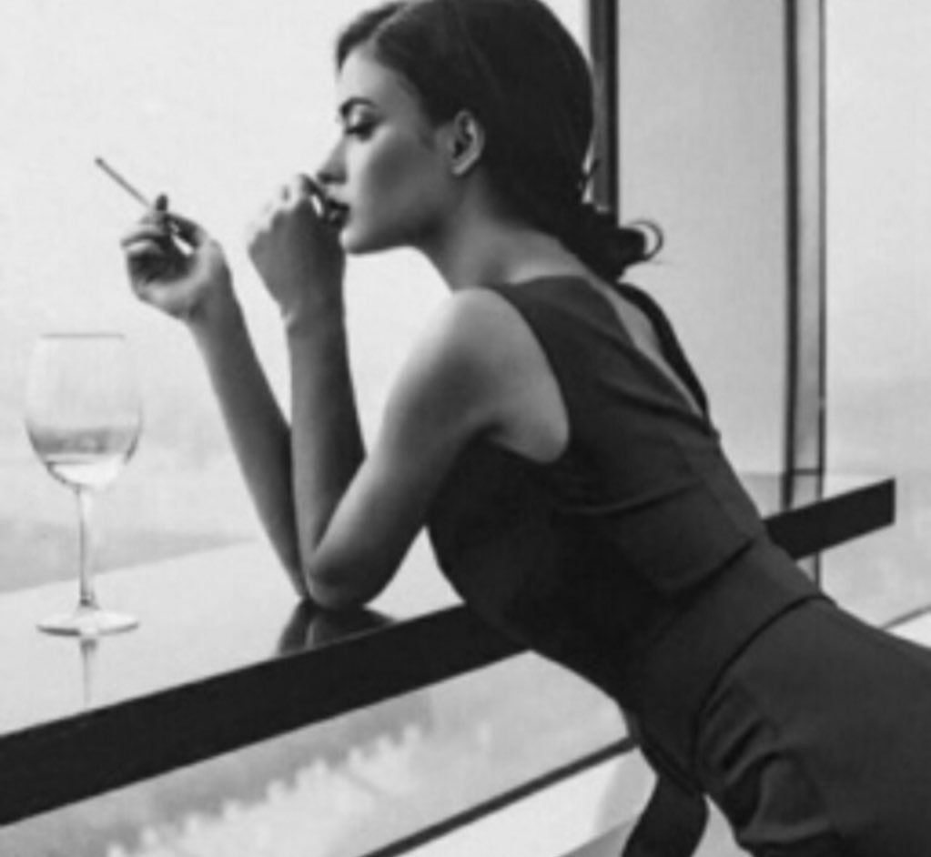 Her kalbin hasreti kadardır
Penceresinden giren rüzgar.

Oya Uysal