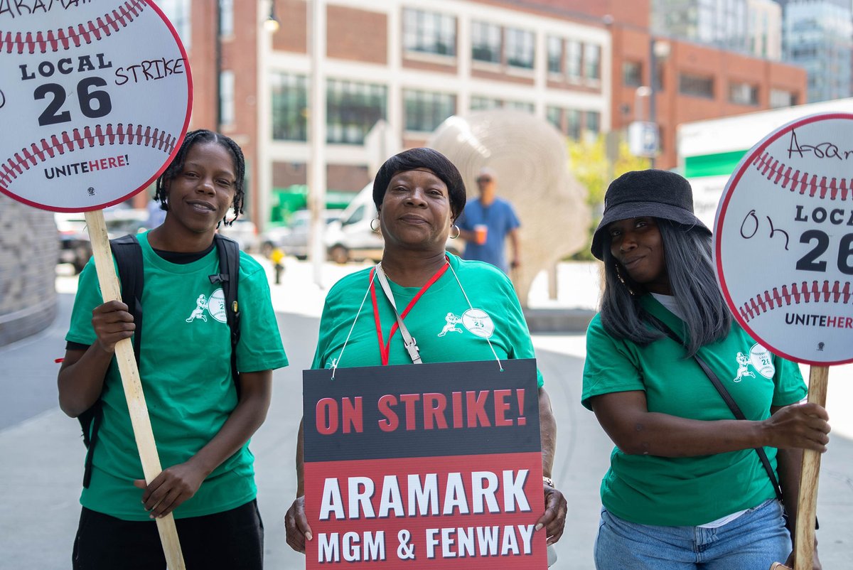 UNITEHERE26's tweet photo. What’s outrageous? Fenway wages!
@Aramark workers at @fenwaypark & @MGMMusicHall have been needing a raise for some time. And they're going to keep fighting until they get it! ⚾️🎶✊🏾✊🏿✊🏽 #OneJobShouldBeEnough #WhenWeFightWeWin https://t.co/axNvNE319i