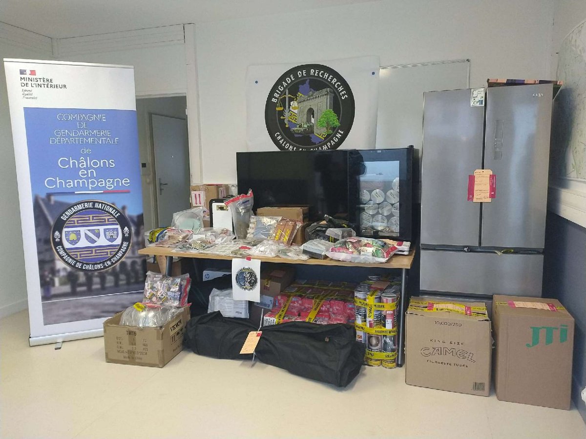 Gendarmerie's tweet image. #ContreLeNarcotrafic 🛒 Un "supermarché" de la drogue démantelé par les gendarmes de la #Marne 👏.
C'est à partir d'un contrôle des flux routiers que les gendarmes sont remontés jusqu'à un couple qui vendait tous types de stupéfiants.
➡️ Saisie de 25k€ de stupéfiants, 10k€ en